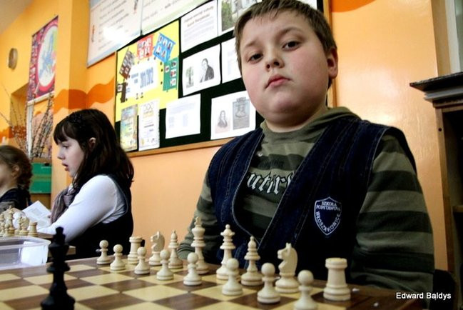 Uczniowie z Włoszakowic mają lekcje gry w szachy  (zdjęcia)