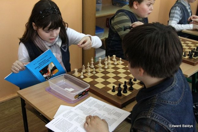 Uczniowie z Włoszakowic mają lekcje gry w szachy  (zdjęcia)