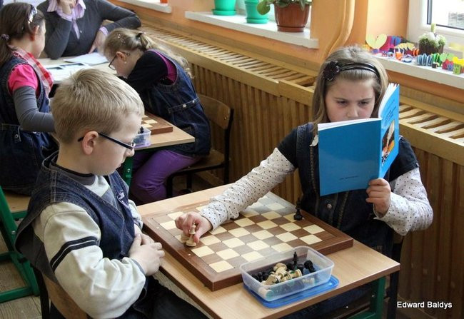 Uczniowie z Włoszakowic mają lekcje gry w szachy  (zdjęcia)