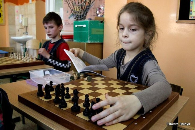 Uczniowie z Włoszakowic mają lekcje gry w szachy  (zdjęcia)