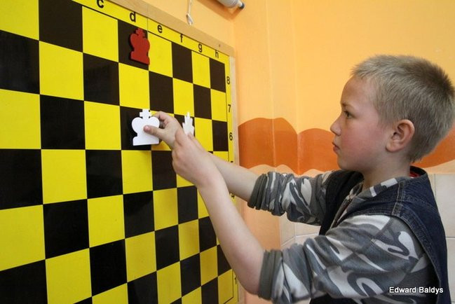 Uczniowie z Włoszakowic mają lekcje gry w szachy  (zdjęcia)