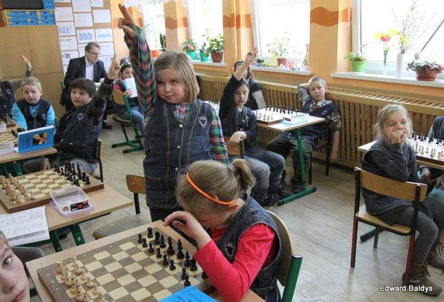 Uczniowie z Włoszakowic mają lekcje gry w szachy  (zdjęcia)