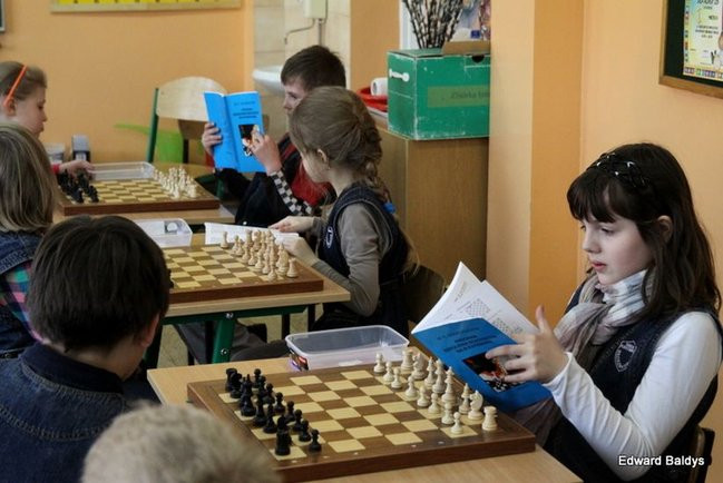 Uczniowie z Włoszakowic mają lekcje gry w szachy  (zdjęcia)