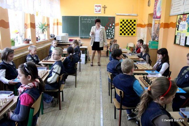 Uczniowie z Włoszakowic mają lekcje gry w szachy  (zdjęcia)