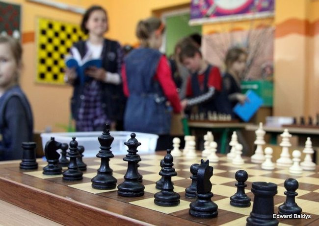 Uczniowie z Włoszakowic mają lekcje gry w szachy  (zdjęcia)