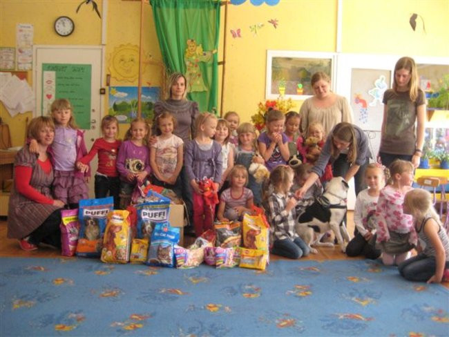 Dzieci zebrały karmę dla zwierząt  (zdjęcia)