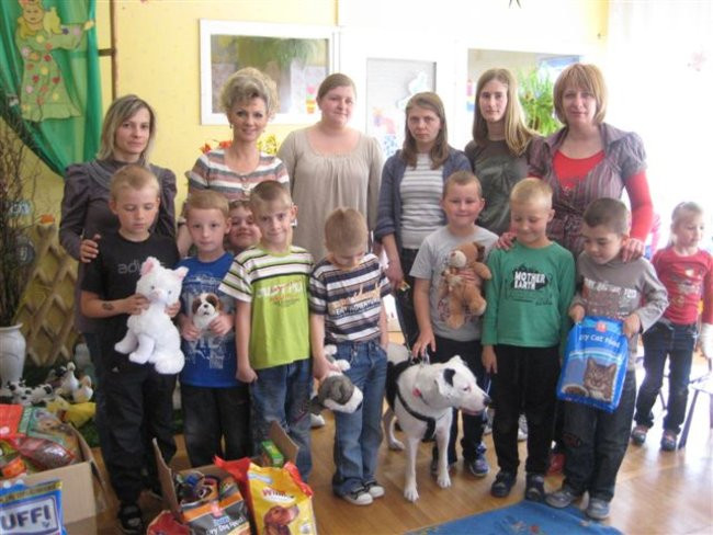 Dzieci zebrały karmę dla zwierząt  (zdjęcia)