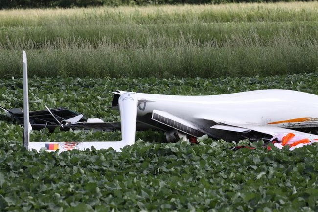 Pod Lesznem rozbił się szybowiec. Pilota uratował spadochron (dźwięk i zdjęcia)