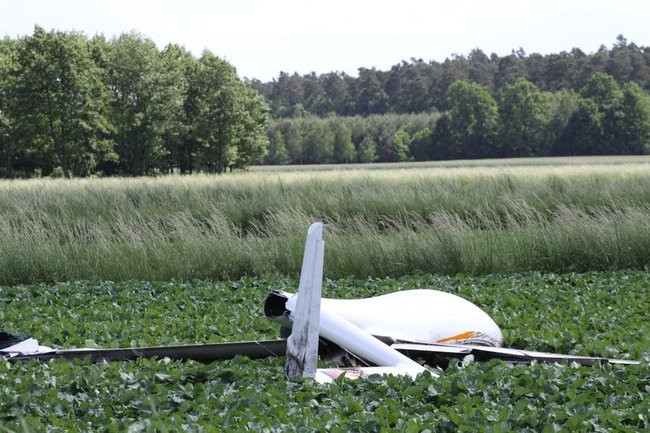 Pod Lesznem rozbił się szybowiec. Pilota uratował spadochron (dźwięk i zdjęcia)