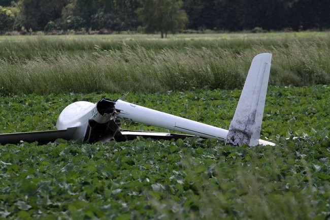 Pod Lesznem rozbił się szybowiec. Pilota uratował spadochron (dźwięk i zdjęcia)