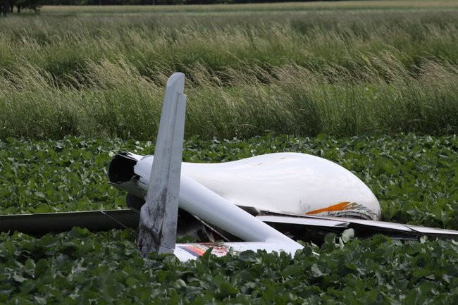 Pod Lesznem rozbił się szybowiec. Pilota uratował spadochron (dźwięk i zdjęcia)