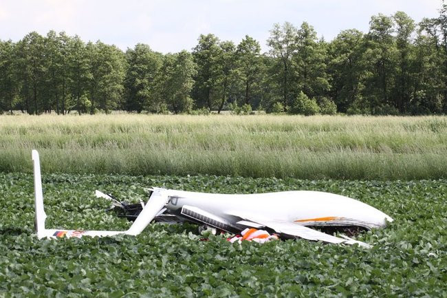 Pod Lesznem rozbił się szybowiec. Pilota uratował spadochron (dźwięk i zdjęcia)