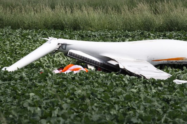 Pod Lesznem rozbił się szybowiec. Pilota uratował spadochron (dźwięk i zdjęcia)