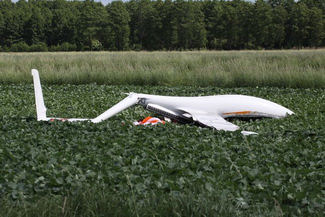 Pod Lesznem rozbił się szybowiec. Pilota uratował spadochron (dźwięk i zdjęcia)