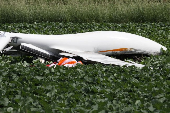 Pod Lesznem rozbił się szybowiec. Pilota uratował spadochron (dźwięk i zdjęcia)