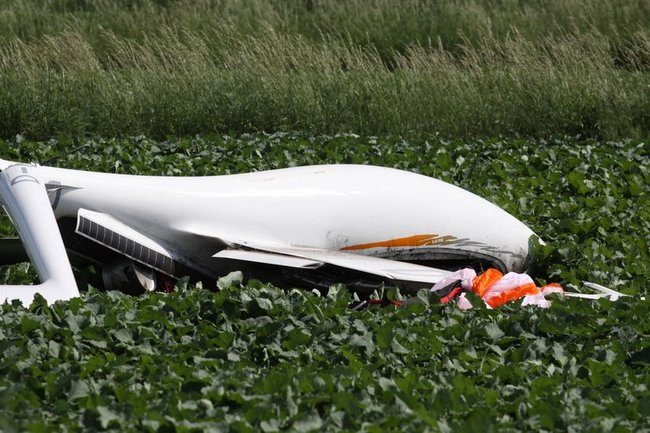 Pod Lesznem rozbił się szybowiec. Pilota uratował spadochron (dźwięk i zdjęcia)