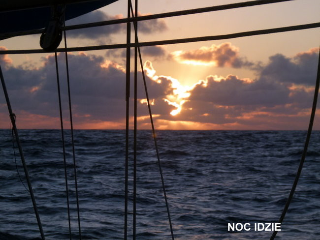 Kapitan Lewiński dopływa na Markizy (zdjęcia)