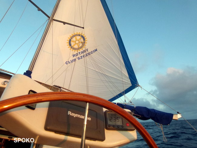 Kapitan Lewiński dopływa na Markizy (zdjęcia)