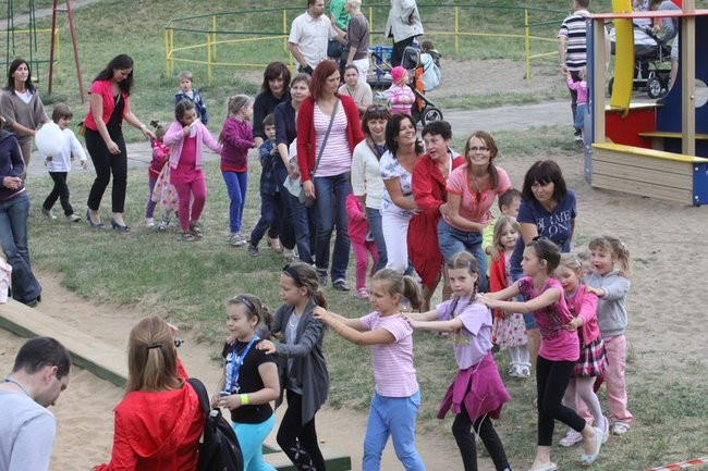 Wspólna zabawa rodziców i dzieci (zdjęcia)