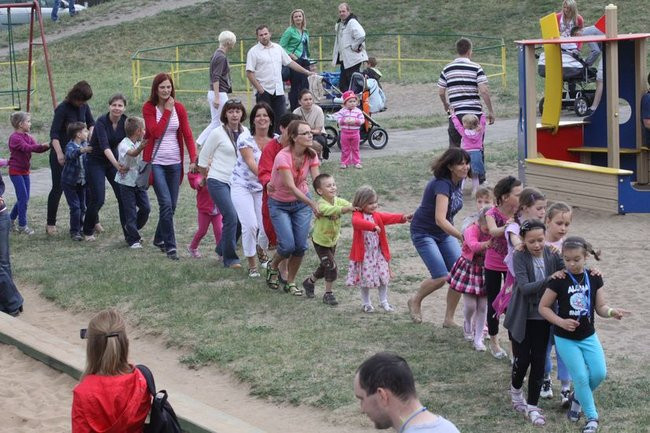 Wspólna zabawa rodziców i dzieci (zdjęcia)