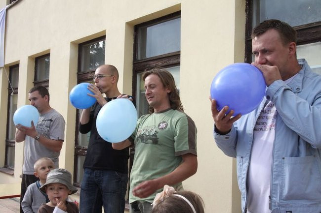 Wspólna zabawa rodziców i dzieci (zdjęcia)