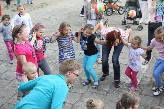 Wspólna zabawa rodziców i dzieci (zdjęcia)