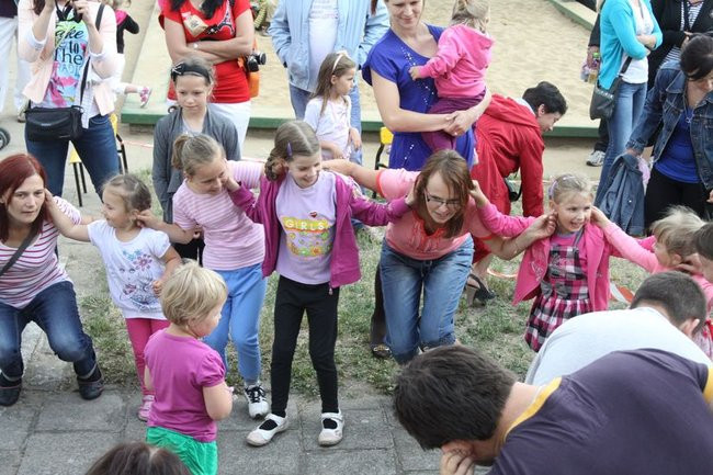 Wspólna zabawa rodziców i dzieci (zdjęcia)