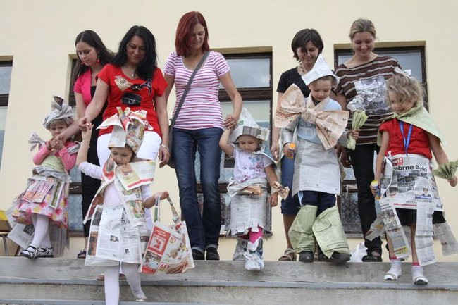 Wspólna zabawa rodziców i dzieci (zdjęcia)