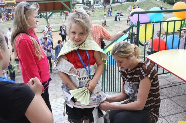 Wspólna zabawa rodziców i dzieci (zdjęcia)