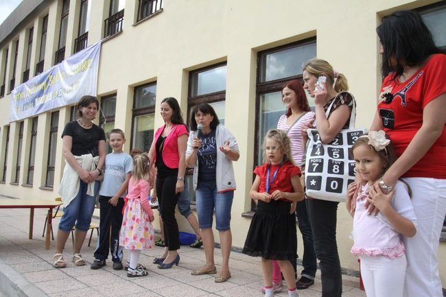 Wspólna zabawa rodziców i dzieci (zdjęcia)