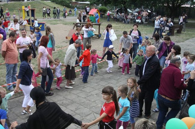 Wspólna zabawa rodziców i dzieci (zdjęcia)