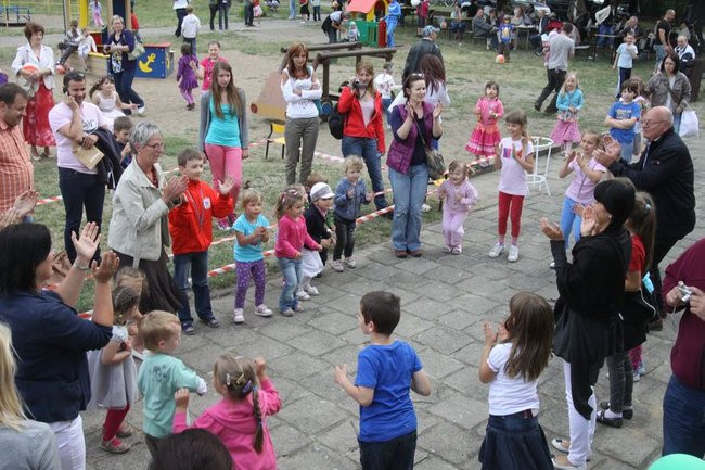 Wspólna zabawa rodziców i dzieci (zdjęcia)