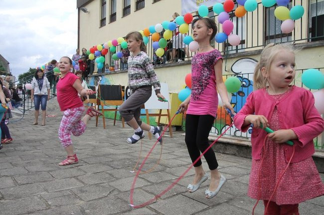 Wspólna zabawa rodziców i dzieci (zdjęcia)