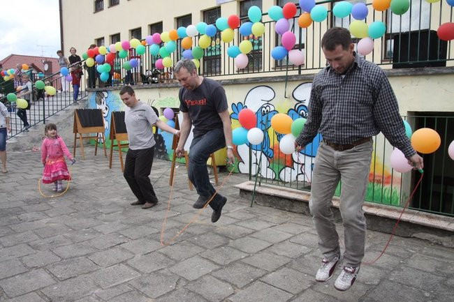 Wspólna zabawa rodziców i dzieci (zdjęcia)