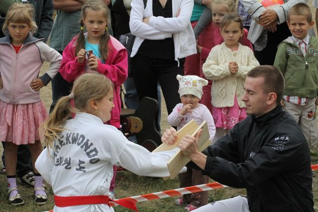 Wspólna zabawa rodziców i dzieci (zdjęcia)