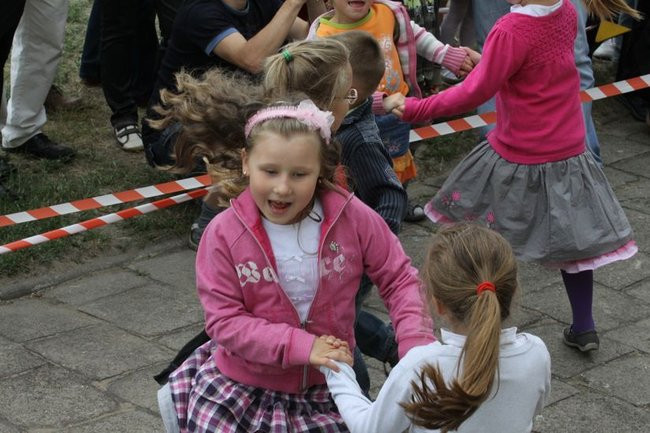 Wspólna zabawa rodziców i dzieci (zdjęcia)