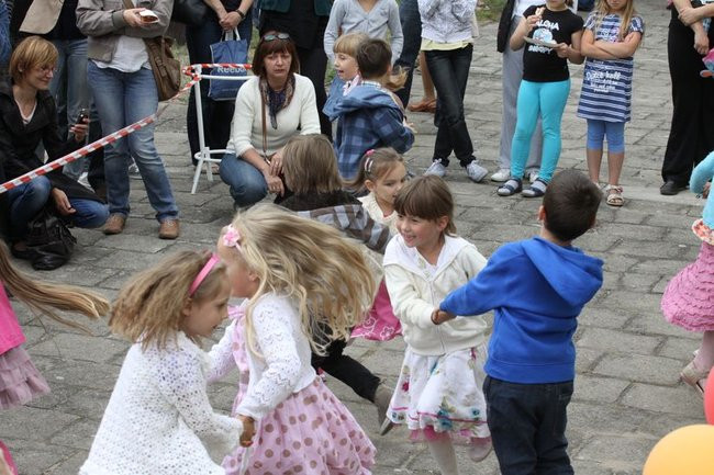 Wspólna zabawa rodziców i dzieci (zdjęcia)