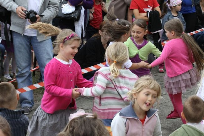 Wspólna zabawa rodziców i dzieci (zdjęcia)