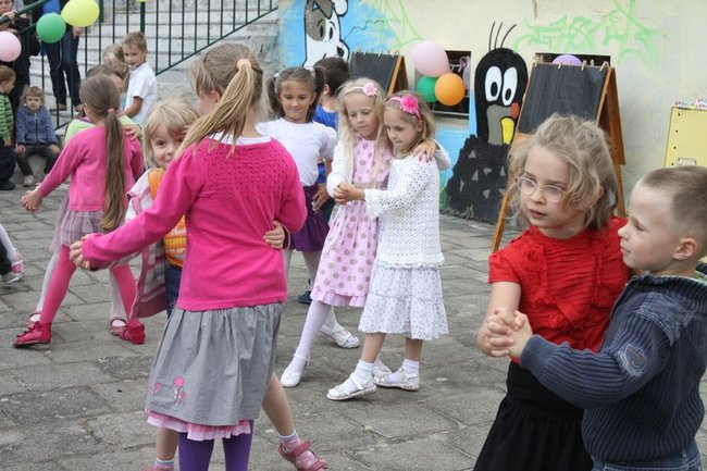 Wspólna zabawa rodziców i dzieci (zdjęcia)