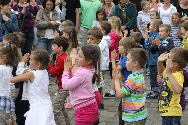 Wspólna zabawa rodziców i dzieci (zdjęcia)