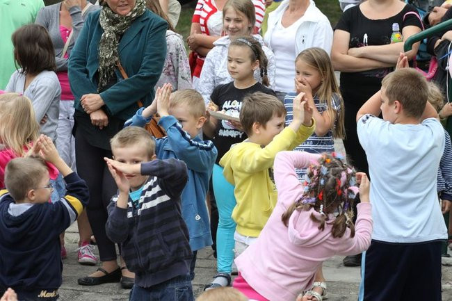 Wspólna zabawa rodziców i dzieci (zdjęcia)