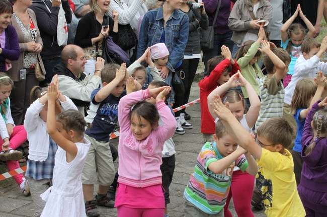 Wspólna zabawa rodziców i dzieci (zdjęcia)