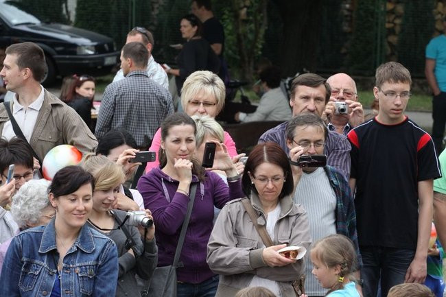 Wspólna zabawa rodziców i dzieci (zdjęcia)