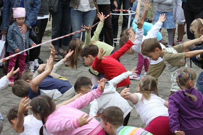 Wspólna zabawa rodziców i dzieci (zdjęcia)