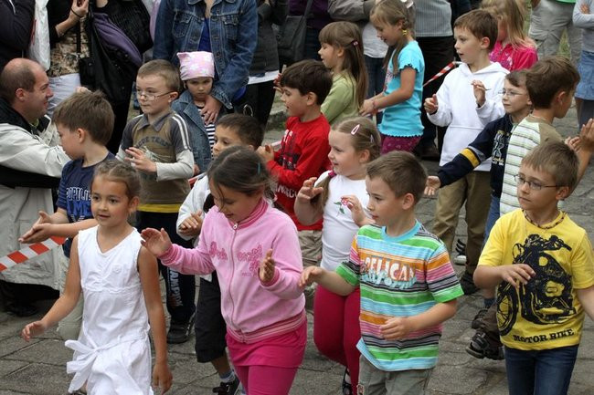 Wspólna zabawa rodziców i dzieci (zdjęcia)