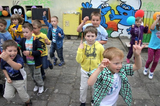 Wspólna zabawa rodziców i dzieci (zdjęcia)