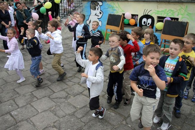 Wspólna zabawa rodziców i dzieci (zdjęcia)