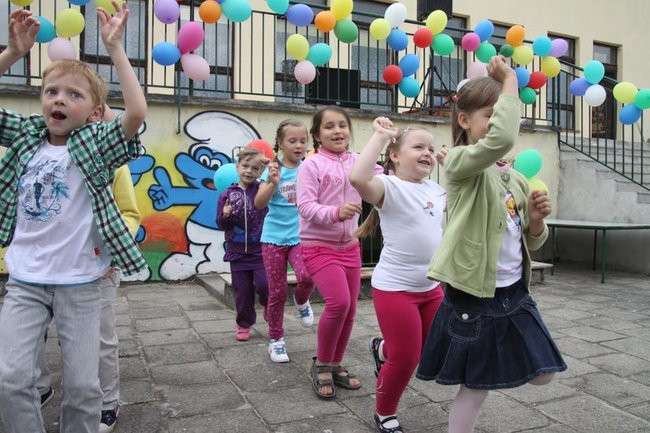 Wspólna zabawa rodziców i dzieci (zdjęcia)