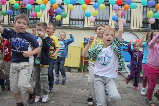 Wspólna zabawa rodziców i dzieci (zdjęcia)