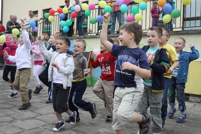 Wspólna zabawa rodziców i dzieci (zdjęcia)